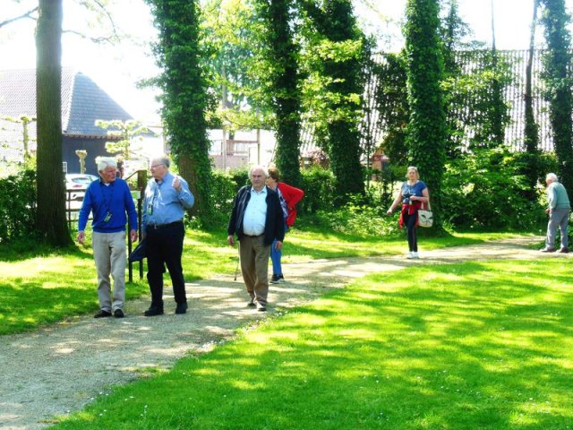 37 Gemoedelijke rondwandeling in de heerlijke lentezon